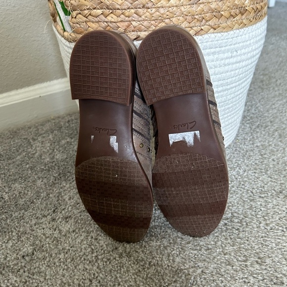 Clarks Slip on Bootie Women’s Size 8 Gold Fall Winter Holiday Event Career - Picture 6 of 6